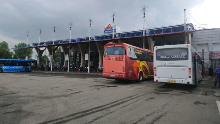 Водитель автобуса насмерть сбил пешехода на автовокзале в Кемерове