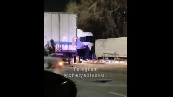 Массовое ДТП в Челябинске: две фуры смяли между собой легковое авто