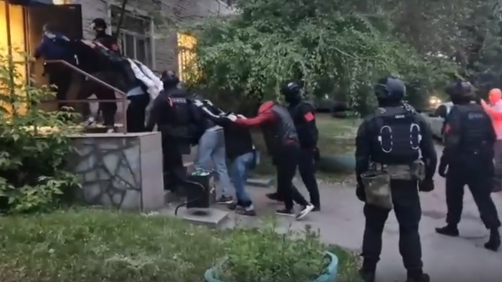 Двух мигрантов в федеральном розыске задержали во время проверок хостелов в Красноярске