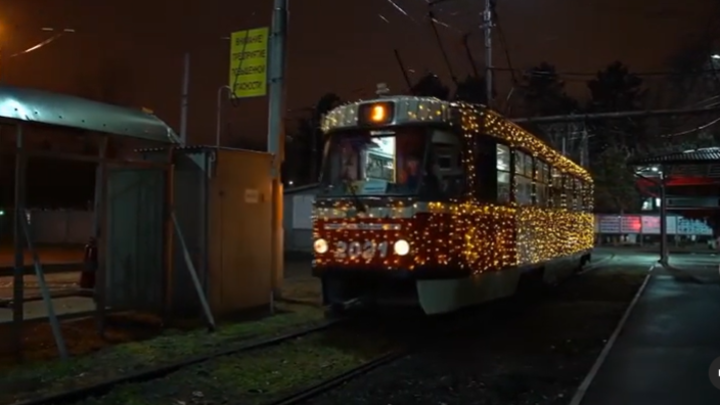 На улицы Краснодара вышли новогодние трамваи