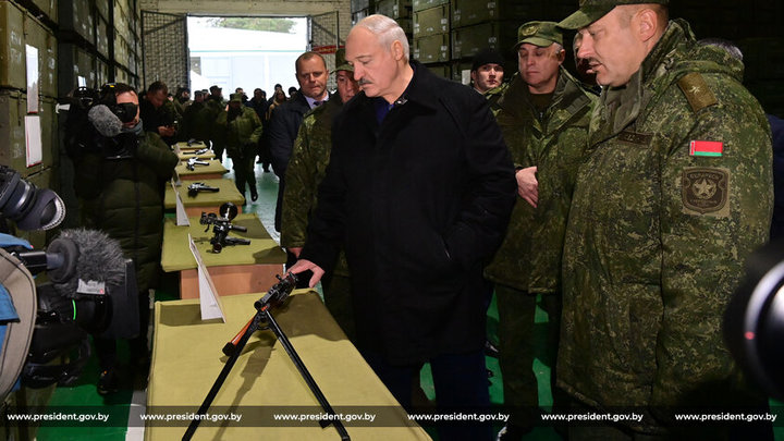 Песков объяснил, почему Путин не сможет присвоить Лукашенко звание полковника