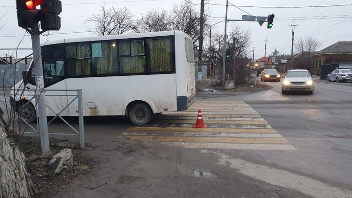 В Батайске водитель маршрутки сбил 17-летнюю девушку на переходе
