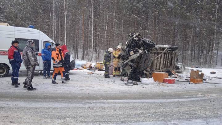 Микроавтобус перевернулся после ДТП с двумя грузовиками на трассе в Свердловской области