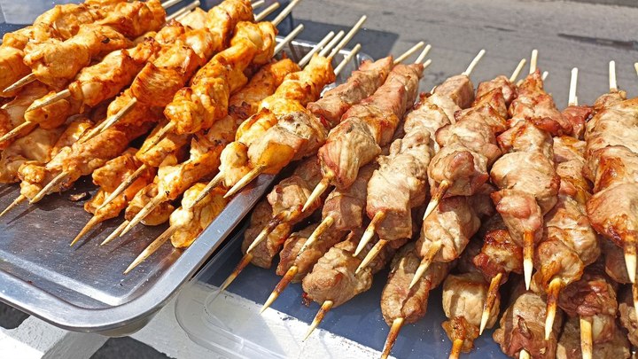 Диетолог Михаил Гинзбург призвал отказаться от мяса медиум прожарки из-за угрозы паразитов