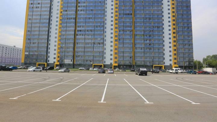 В Новосибирске ключи от 99 квартир на Бронной вручили жителям ветхих домов