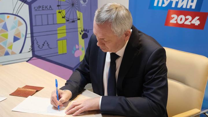 Травников поставил подпись в поддержку Путина на выборах президента России