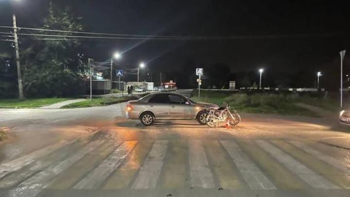 В Новочеркасске молодая девушка на авто Ниссан сбила на дороге юношу на мопеде