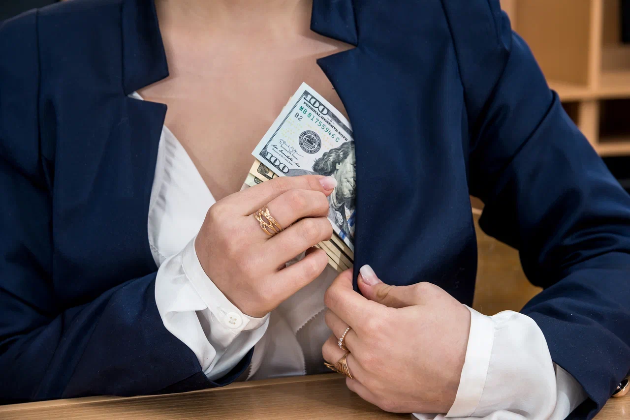 Украла 23 млн рублей и вышла по УДО: Новая деталь в деле кассирши банка. Для кого воровала?