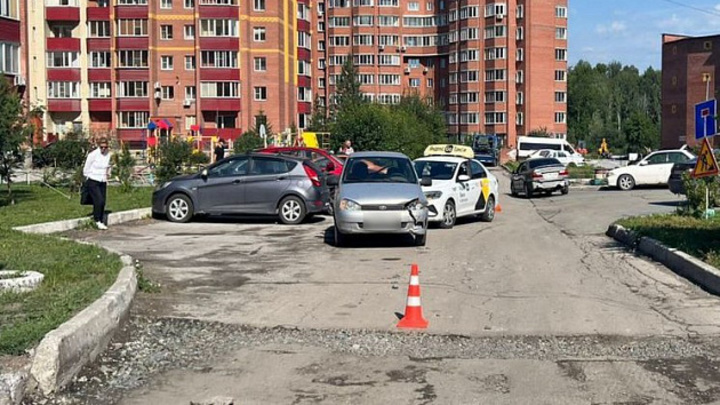 Три автомобиля столкнулись в Дзержинском районе Новосибирска