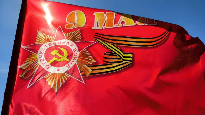 В Петербурге троим местным жителям предъявлено обвинение в осквернении Знамени Победы