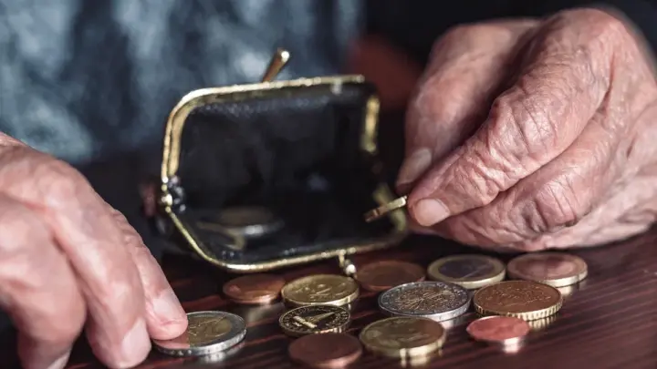 Почти 9 тысяч рублей: Кому вот-вот повысят пенсии, объяснил депутат