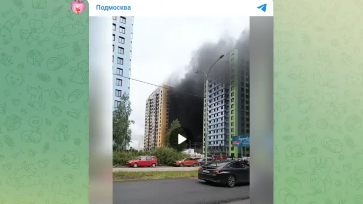 Стена черного дыма: пожар в ЖК Андреевка лайф Солнечногорска сняли на видео
