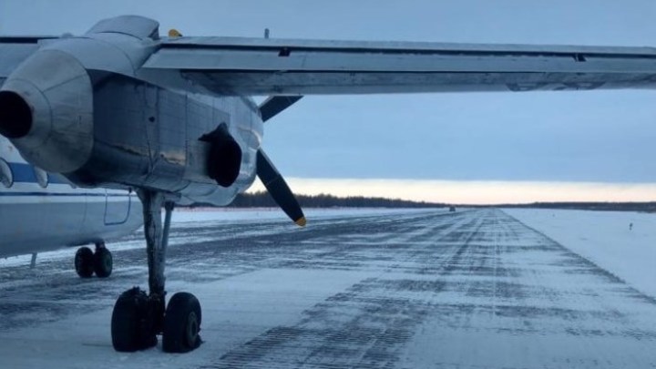 В Охотске у самолета АН-24 при уходе от столкновения с грузовиком лопнули шасси