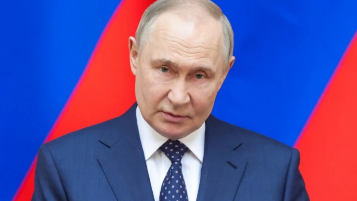 Пока одни маршировали, другие воевали. Путин обнял особенных людей на параде