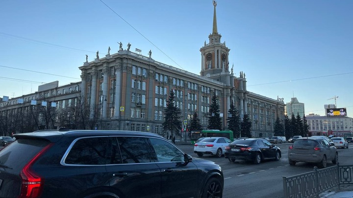 Под окнами мэра Екатеринбурга столкнулись сразу 4 иномарки