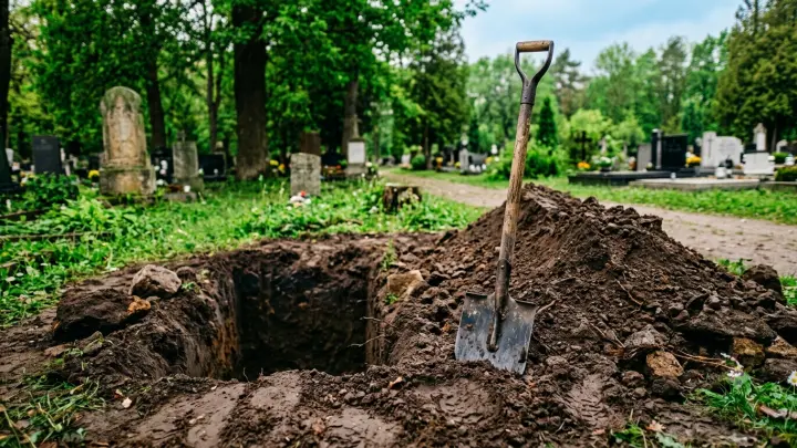 Пенсионеры из ДНР похоронили убитого ВСУ сына во дворе дома