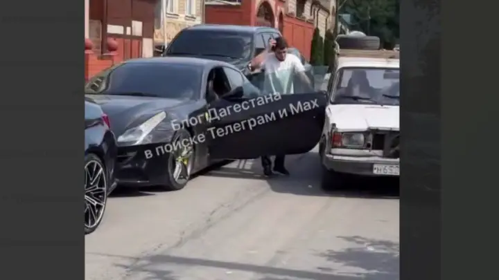 Пусть почку продаст: Есть видео, как Lada протаранила Ferrari в Дагестане