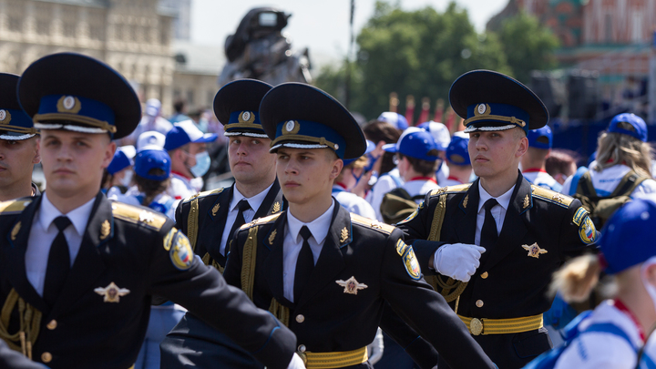 Это крайняя мера: Историк рассказал, что грозит срочнику, разбившему машину ФСО перед парадом