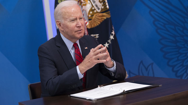 Байден снова опозорил Америку. Упрёк за Путина прозвучал в прямом эфире