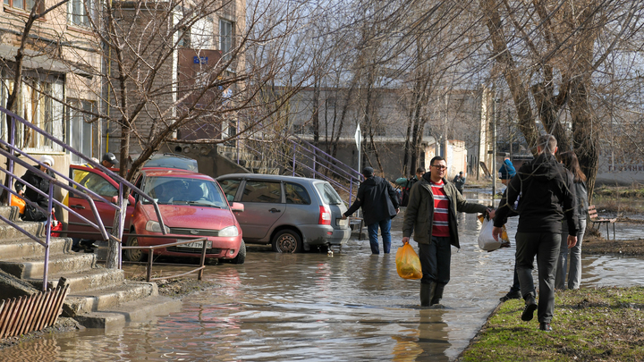 Сброс воды в Казахстане мог повлечь прорыв дамбы в Орске