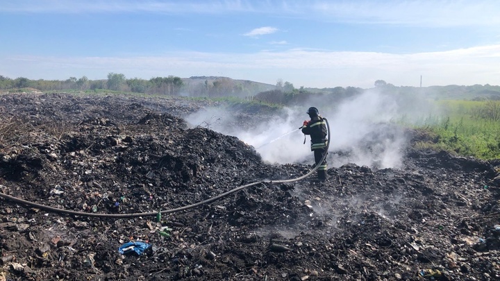 Тлеющую уже неделю свалку под Новосибирском сфотографировали с высоты
