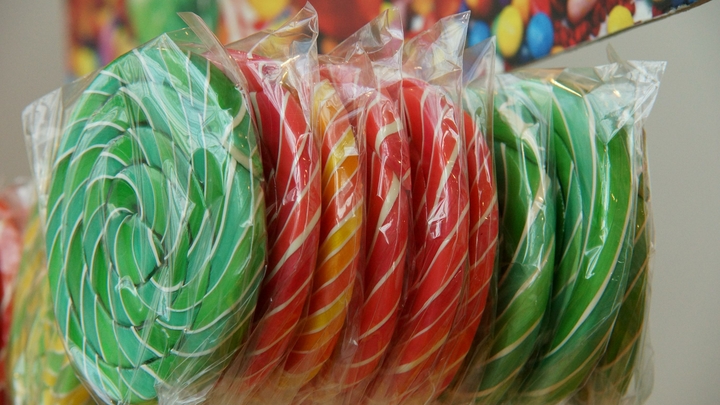 Дали задание: Неизвестный раздавал школьникам конфеты в Москве. И был задержан