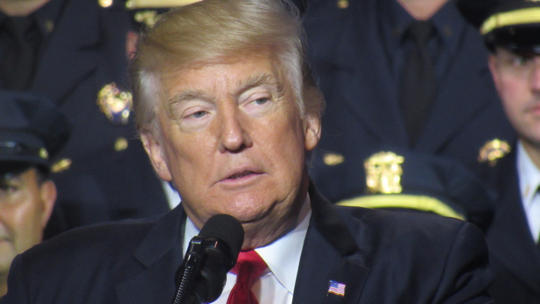 Дональд Трамп подписал закон о новых санкциях против России Дональд Трамп подписал закон о новых санкциях против России
