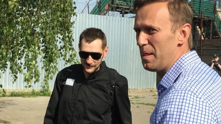 Увезли полицейские: Обыски ближнего круга Навального привели к задержанию его брата