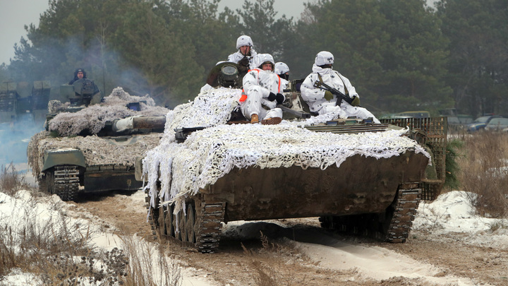 Украинцы разместили БТР рядом с домами: В ДНР нашли чужую военную технику