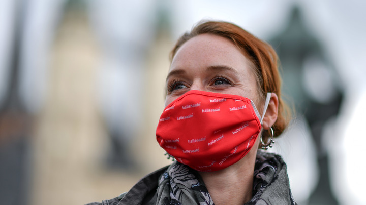 Маски не спасут, но носить обязательно: Доктор Мясников дал противоречивый совет по COVID