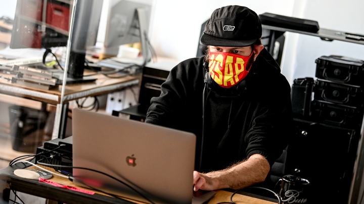 Крик обычного юрика из Москвы: Мы все тут передохнем, но не от коронавируса!