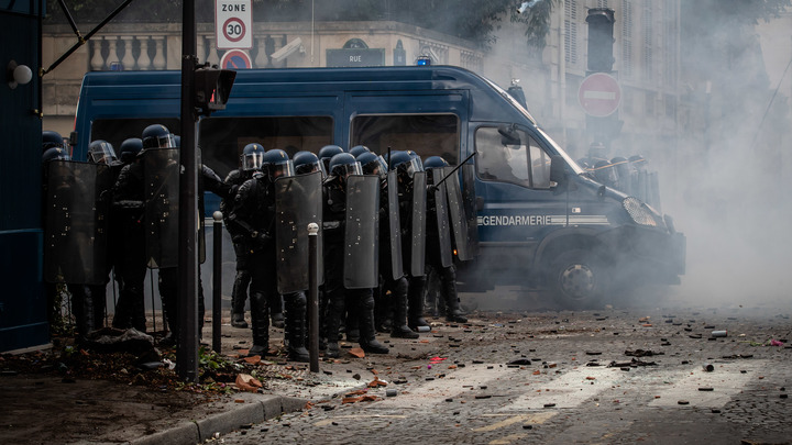 Полиция перешла к ответным действиям: Уличные бои в Париже попали на видео