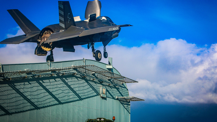 Атаковали 17 самолётов: Британцы пожаловались на злых русских в Чёрном море