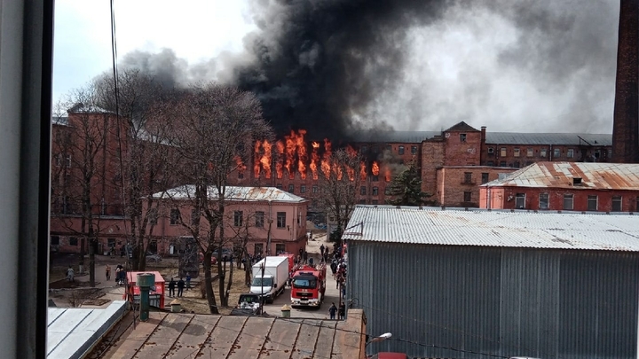 Губернатор Санкт-Петербурга приехал на пылающую «Невскую мануфактуру» только спустя восемь часов