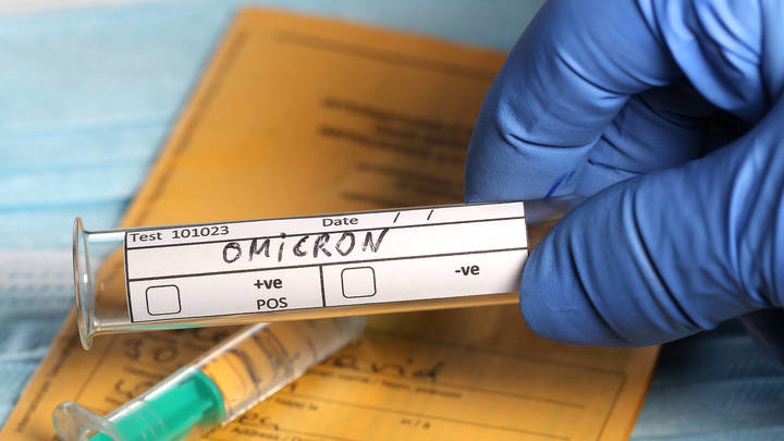Врачи назвали характерные симптомы для омикрон-штамма коронавируса