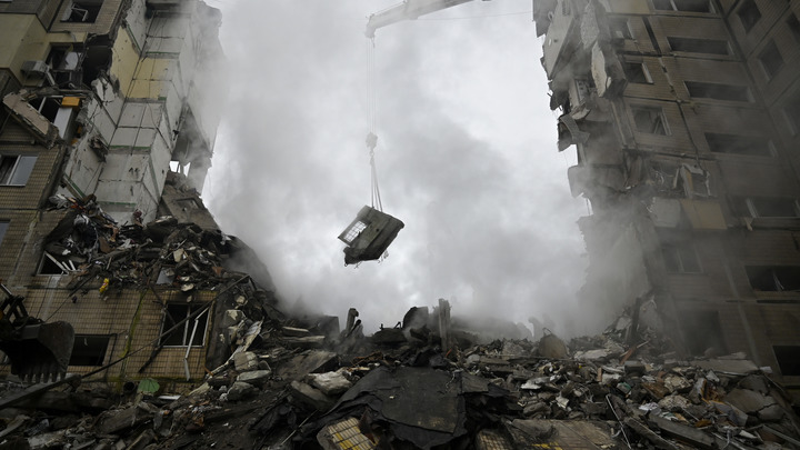 Украинская нацистка оказалась на руинах своего дома в Днепропетровске: Фото стало вирусным