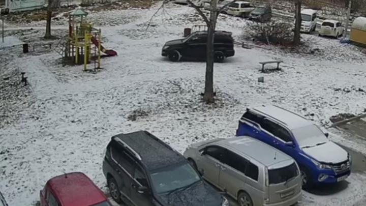 На Сахалине пьяные мужчины на Lexus въехали на детскую площадку: видео