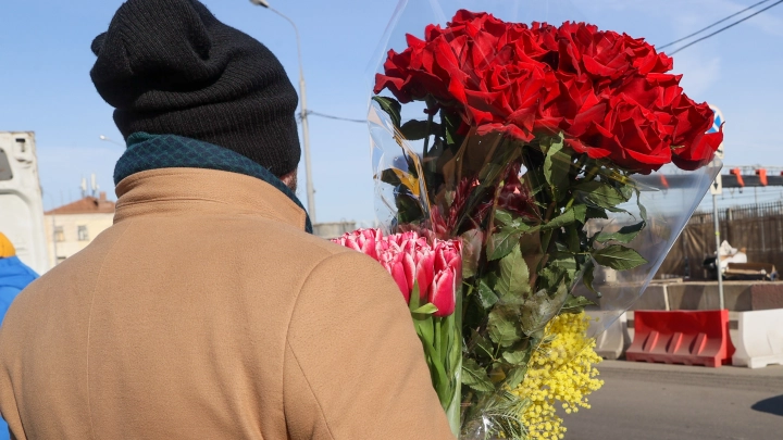 Цветы и посылки от родных могут быть уловкой: Мошенники начали работать по праздничной схеме