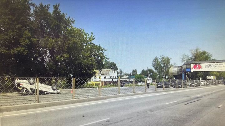 Тойота перевернулась на крышу на Старом шоссе в Новосибирске