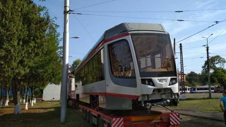 В Краснодаре привезли 20й трамвай из новой партии