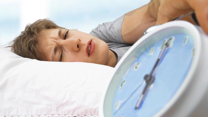 Как просыпаться легко осенью и зимой: Врач дал семь простых советов