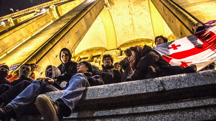 Грузинский майдан: Пощёчина в центре Тбилиси. Противники достали радужные флажки