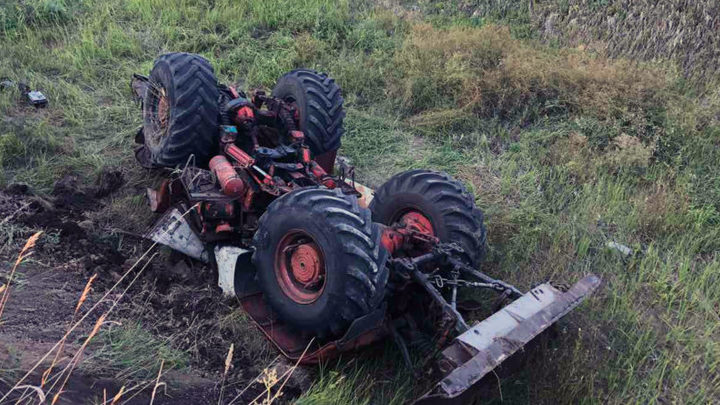 Трактор всмятку: в Самарской области в ДТП со спецтехникой погиб человек