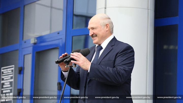 Лукашенко заявил о готовности бросить военный контингент на границу с Украиной