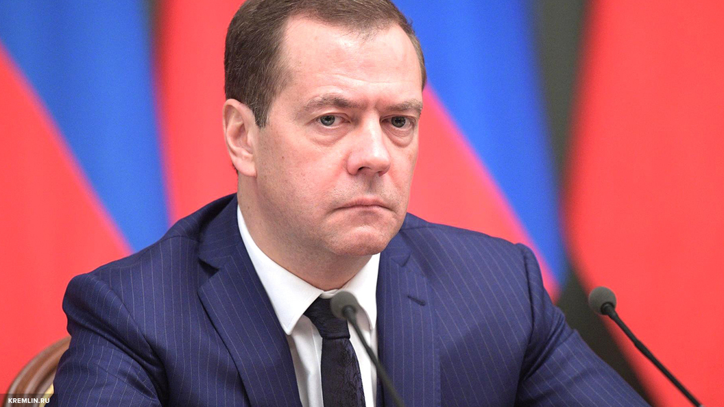 Доход Медведева в 2016 году упал на 180 тысяч - до 715 тысяч рублей в месяц Доход Медведева в 2016 году упал на 180 тысяч - до 715 тысяч рублей в месяц