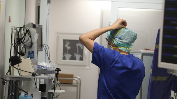 Пятна, бугорки и пузырьки: В Роспотребнадзоре назвали неожиданный симптом омикрона