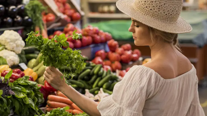 Мёртвая еда на нашем столе. Продадут даже яд и запрещёнку: Кто и как нас обманывает в магазинах и на рынках?