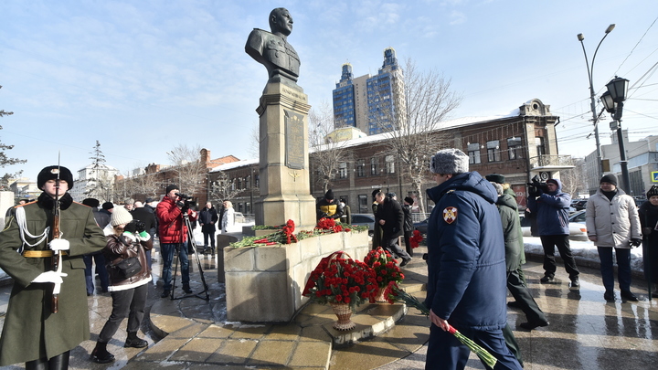 Мэр и губернатор поздравили жителей Новосибирска со 110-летием маршала Покрышкина