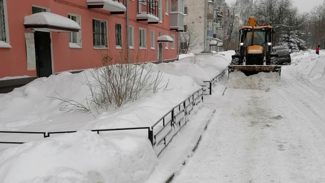 Кто чистит снег во дворах. Уборка снега. Уборка снега во дворах. Сугробы во дворе. Уборка снега придомовой территории.