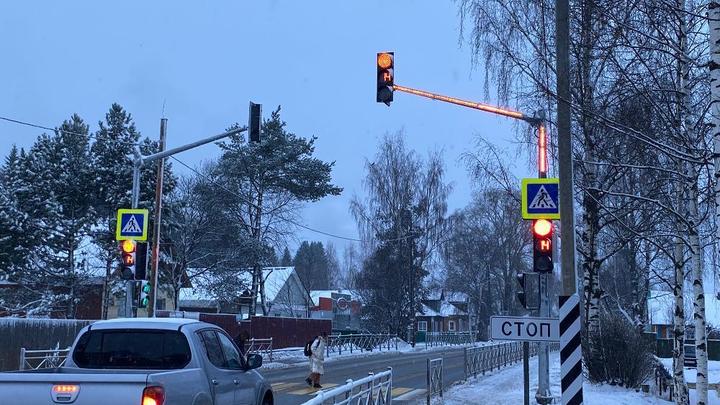 Возле школы в Березнике по требованию прокуратуры на пешеходном переходе установили светофор